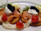 Kartoffelpuffer mit Lachs und Honig-Senf Schmand - Rezept