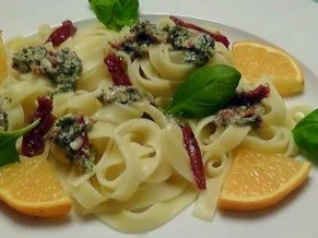 Rezept: Tagliatelle mit Petersilien-Mandel Pesto Tagliatelle mit Petersilien-Mandel Pesto - Rezept