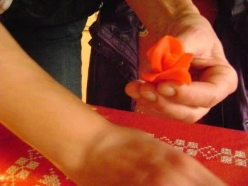 Rezept: Marzipan Rosen für die Hochzeitstorte Bild Nr. 3 Marzipan Rosen für die Hochzeitstorte - Rezept - Bild Nr. 3