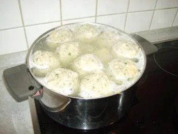 Rezept: Monis Semmelknödel Bild Nr. 5 Monis Semmelknödel - Rezept - Bild Nr. 5