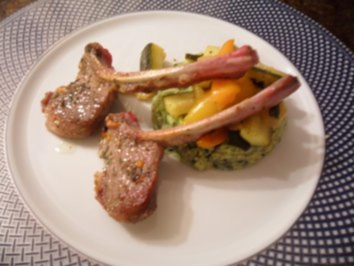 Bilder für Zicklein-Kotlett mit Bärlauchpolenta und Paprika-Zucchini-Fenchel-Gemüse - Rezept