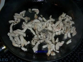 Kochen: Chinesische Nudeln in fruchtig-scharfer Sauce mit Schweinegeschnetzeltem - Rezept - Bild Nr. 2