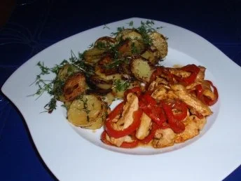 Hähnchenbruststreifen mit Paprikagemüse und Bratkartoffeln - Rezept