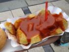 Berliner Currywurst mit Currysauce und Brötchen - Rezept