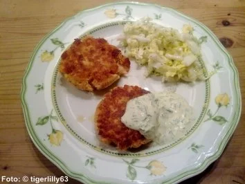 Rezept: Lachs-Frikadellen mit Creme-fraiche-Dip Lachs-Frikadellen mit Creme-fraiche-Dip - Rezept