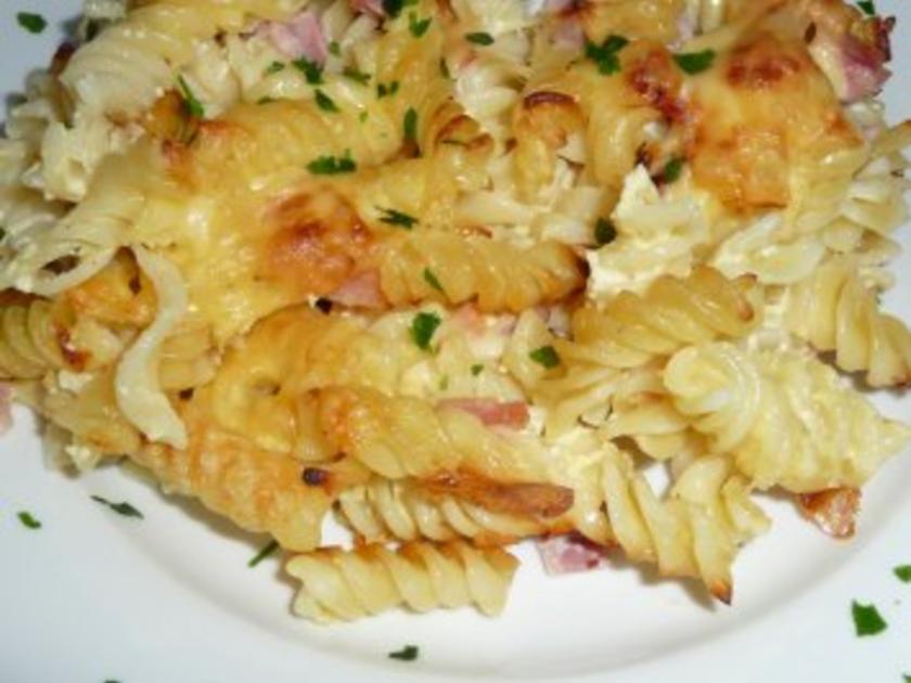 Klassischer Nudelauflauf mit Schinken und Käse