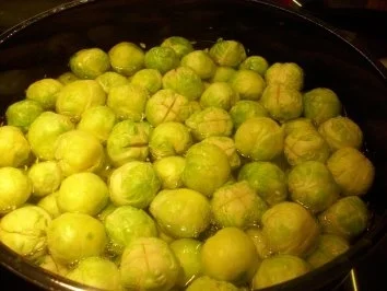 Rezept: Teufelchens Rosenkohl mit Koriander-Hack-Bällchen Bild Nr. 2 Teufelchens Rosenkohl mit Koriander-Hack-Bällchen - Rezept - Bild Nr. 2