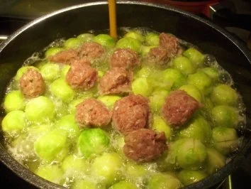 Rezept: Teufelchens Rosenkohl mit Koriander-Hack-Bällchen Bild Nr. 3 Teufelchens Rosenkohl mit Koriander-Hack-Bällchen - Rezept - Bild Nr. 3