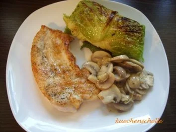 Rezept: Wirsingroulade mit Rahmchampignons Wirsingroulade mit Rahmchampignons - Rezept