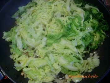 Rezept: Wirsingroulade mit Rahmchampignons Bild Nr. 2 Wirsingroulade mit Rahmchampignons - Rezept - Bild Nr. 2