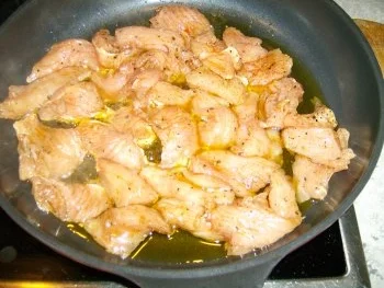 Rezept: Salat mit gebratenen Putenstreifen Bild Nr. 3 Salat mit gebratenen Putenstreifen - Rezept - Bild Nr. 3