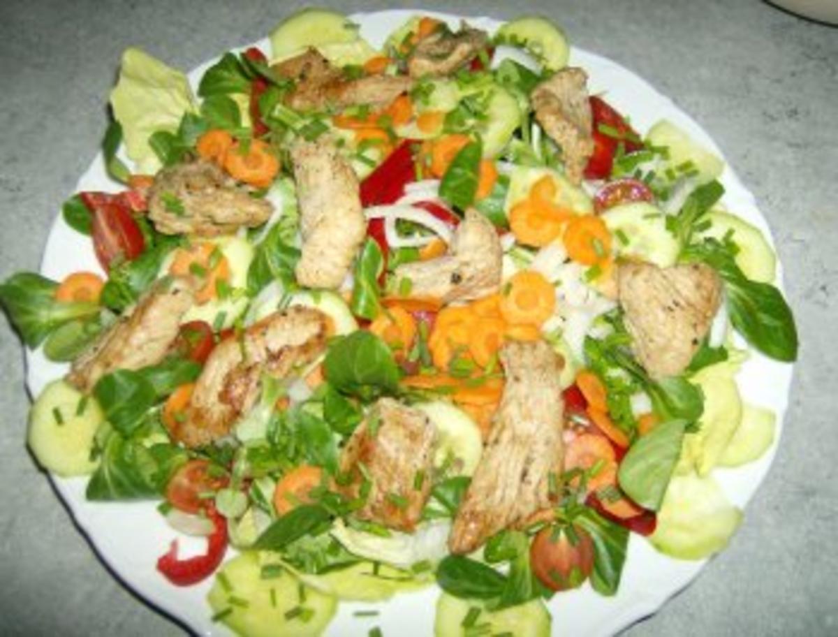 Salat mit gebratenen Putenstreifen - Rezept
