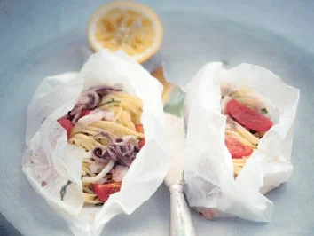 Spaghettini mit Calamaretti in Pergament - Rezept