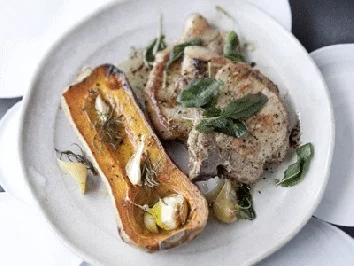 Schweinekoteletts mit Salbei und gebackenem Butternusskürbis - Rezept