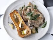 Rezept: Schweinekoteletts mit Salbei und gebackenem Butternusskรผrbis Schweinekoteletts mit Salbei und gebackenem Butternusskรผrbis - Rezept