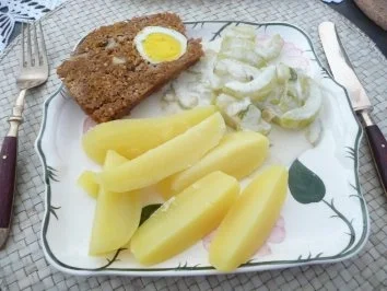 Hackfleisch : Hackbraten mit Ei, Schmorgurke und Salzkartoffeln - Rezept