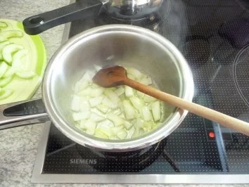 Hackfleisch : Hackbraten mit Ei, Schmorgurke und Salzkartoffeln - Rezept - Bild Nr. 16