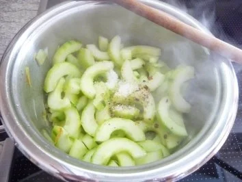 Hackfleisch : Hackbraten mit Ei, Schmorgurke und Salzkartoffeln - Rezept - Bild Nr. 18