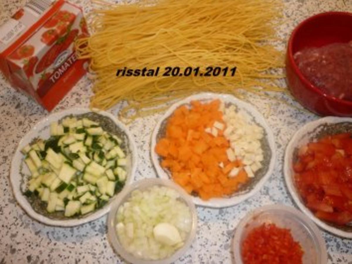 Spaghetti mit pikanter Tomaten - Gemüsesoße - Rezept - kochbar.de