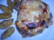 Überbackene Zwiebelkoteletts mit Kartoffelspalten - Rezept