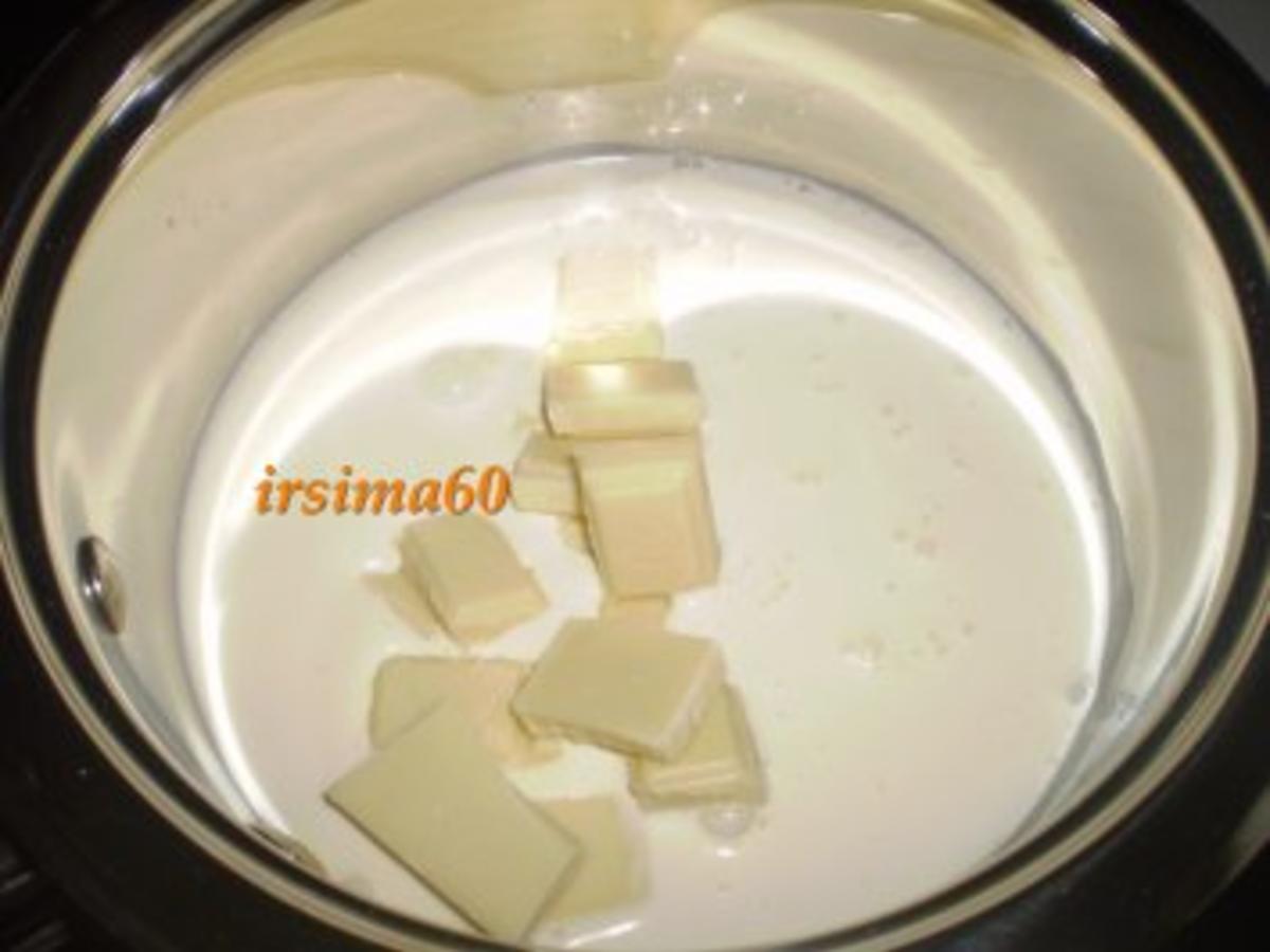 Weisses Schokoladeneis auf Erdbeerspiegel mit schwarzem Pfeffer ...