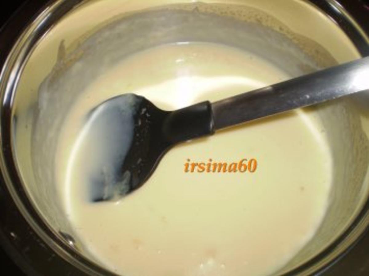 Weisses Schokoladeneis auf Erdbeerspiegel mit schwarzem Pfeffer ...