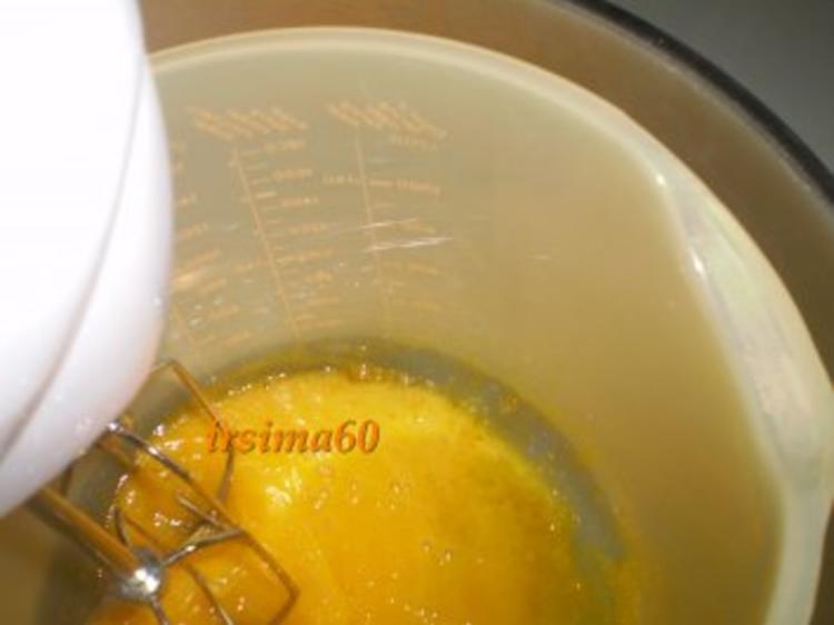 Weisses Schokoladeneis auf Erdbeerspiegel mit schwarzem Pfeffer ...