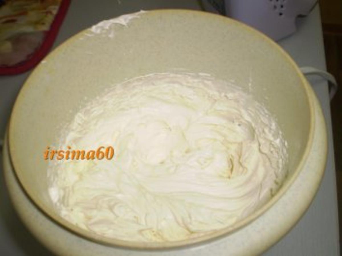 Weisses Schokoladeneis auf Erdbeerspiegel mit schwarzem Pfeffer ...