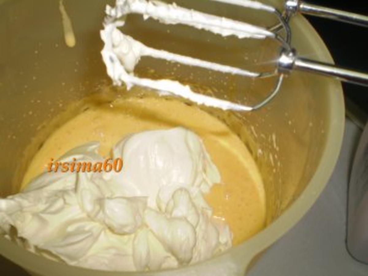 Weisses Schokoladeneis auf Erdbeerspiegel mit schwarzem Pfeffer ...