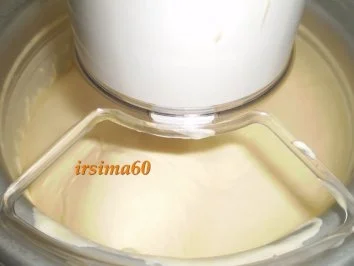 Weisses Schokoladeneis auf Erdbeerspiegel mit schwarzem Pfeffer - Rezept - Bild Nr. 9