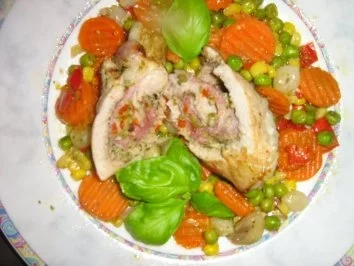 Rezept: Mediterane Schweineröllchen auf Pfannengemüse Mediterane Schweineröllchen auf Pfannengemüse - Rezept