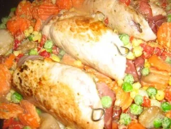 Rezept: Mediterane Schweineröllchen auf Pfannengemüse Bild Nr. 6 Mediterane Schweineröllchen auf Pfannengemüse - Rezept - Bild Nr. 6