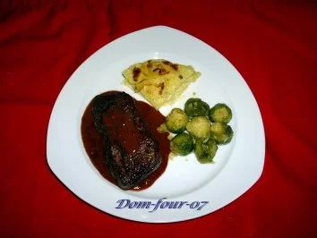 Rumpsteak mit Rosenkohl und Kartoffelgratin - Rezept