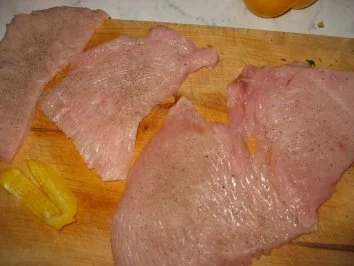 Rezept: Gefüllte Putenröllchen mit geschmorten Tomaten Bild Nr. 2 Gefüllte Putenröllchen mit geschmorten Tomaten - Rezept - Bild Nr. 2