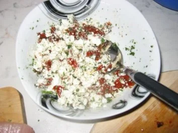 Rezept: Gefüllte Putenröllchen mit geschmorten Tomaten Bild Nr. 3 Gefüllte Putenröllchen mit geschmorten Tomaten - Rezept - Bild Nr. 3