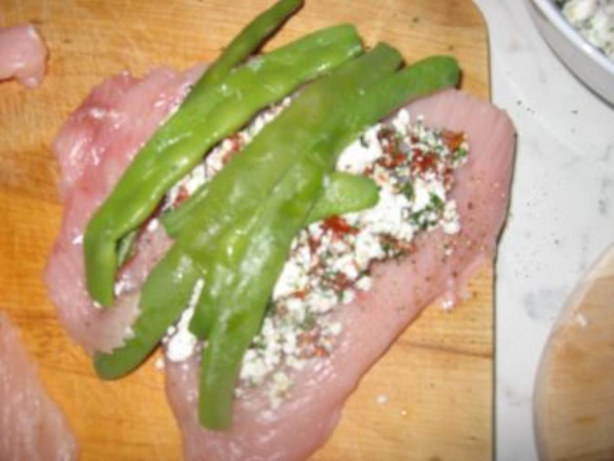 Gefüllte Putenröllchen mit geschmorten Tomaten - Rezept - kochbar.de