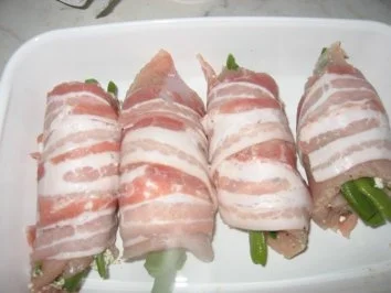 Rezept: Gefüllte Putenröllchen mit geschmorten Tomaten Bild Nr. 5 Gefüllte Putenröllchen mit geschmorten Tomaten - Rezept - Bild Nr. 5