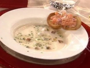 Meerrettich-Brot-Suppe mit Lachstatar à la Kleeberg - Rezept