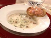 Rezept: Meerrettich-Brot-Suppe mit Lachstatar ร la Kleeberg Meerrettich-Brot-Suppe mit Lachstatar ร la Kleeberg - Rezept