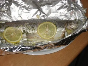 Rezept: Ganze Forelle in Alufolie mit Kräuer- Knoblauchbutter Ganze Forelle in Alufolie mit Kräuer- Knoblauchbutter - Rezept