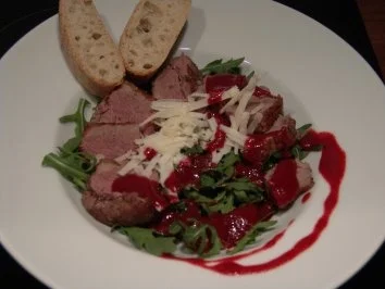 Rezept: Rosa Entenbrust auf Rucola mit Himbeerdressing Rosa Entenbrust auf Rucola mit Himbeerdressing - Rezept
