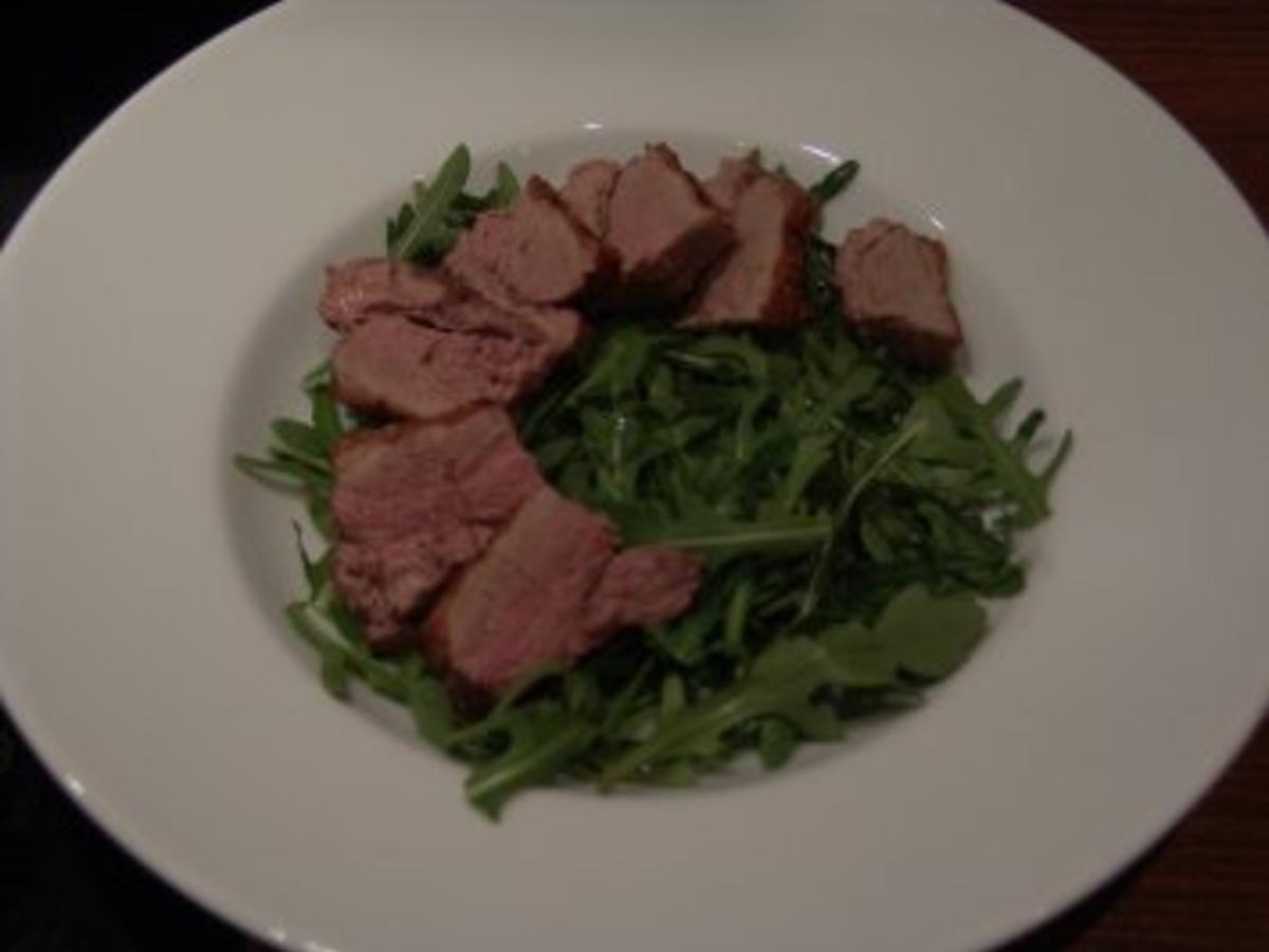 Rosa Entenbrust auf Rucola mit Himbeerdressing - einfach - 146 kcal/100g