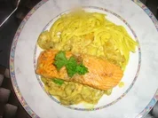 Lachsfilet auf zitronigem Gurkengemüse an Taglioline al Limone - Rezept