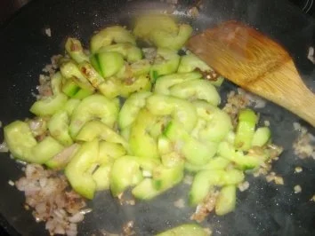 Lachsfilet auf zitronigem Gurkengemüse an Taglioline al Limone - Rezept - Bild Nr. 3