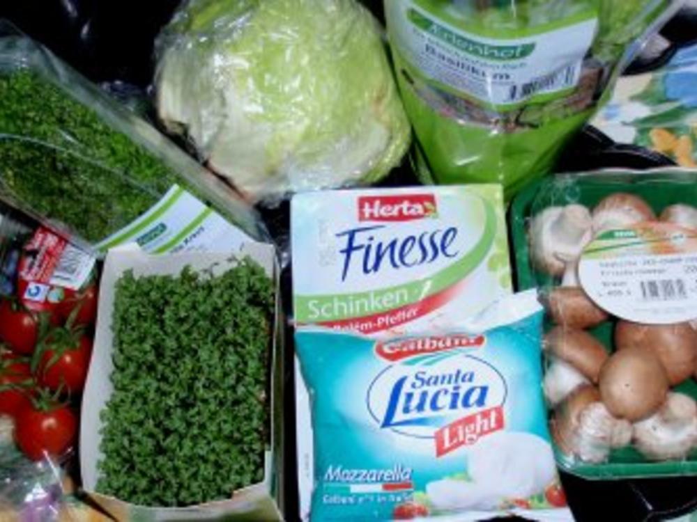 Feine Salat Torte mit einem Joghurt Senf Kräuter Dressing - einfach ...