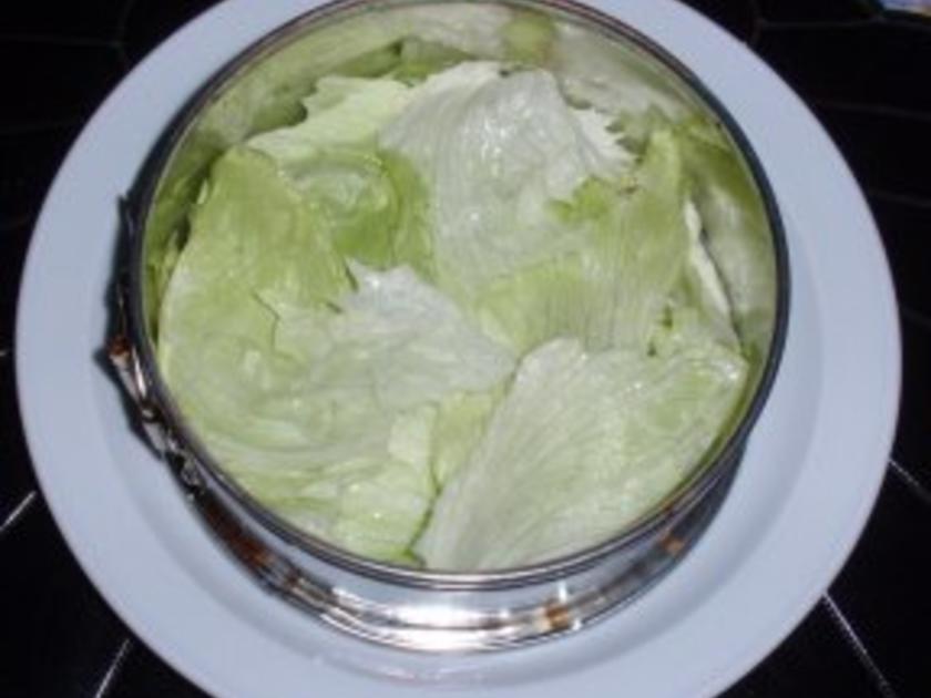 Feine Salat Torte mit einem Joghurt Senf Kräuter Dressing - einfach ...