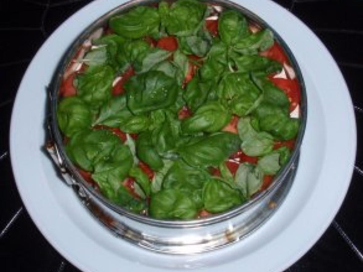 Feine Salat Torte mit einem Joghurt Senf Kräuter Dressing - einfach ...
