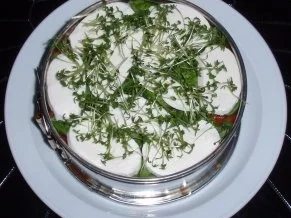 Feine Salat-Torte mit einem Joghurt-Senf-Kräuter-Dressing - Rezept - Bild Nr. 8