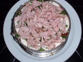 Feine Salat-Torte mit einem Joghurt-Senf-Kräuter-Dressing - Rezept - Bild Nr. 9