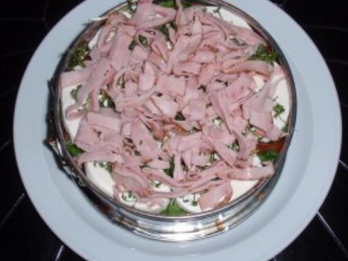 Feine Salat Torte mit einem Joghurt Senf Kräuter Dressing - einfach ...